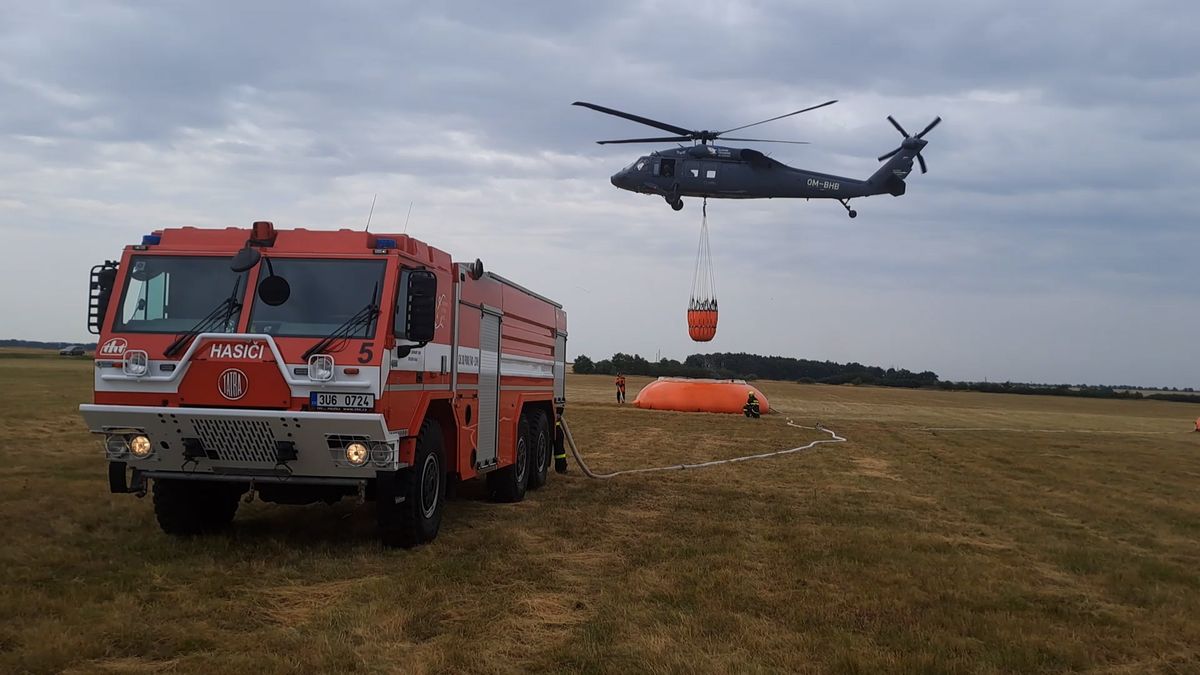 Hasiči si na lesní požáry pronajali dva vrtulníky Black Hawk